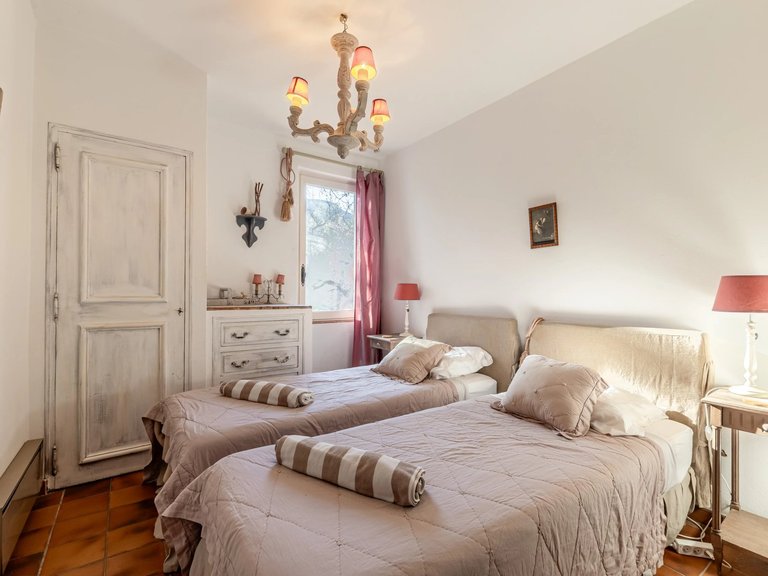 Villa for Sale in Bonnieux, The Luberon / Vaucluse 11