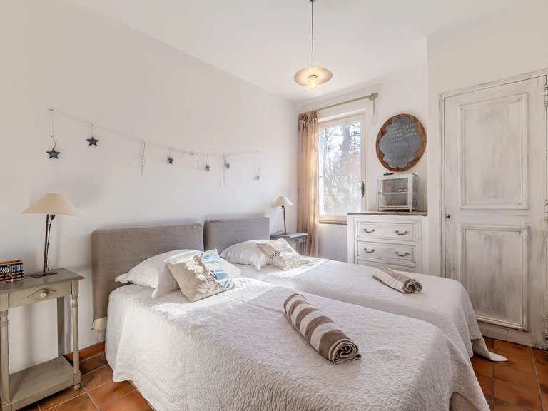 Villa for Sale in Bonnieux, The Luberon / Vaucluse 16