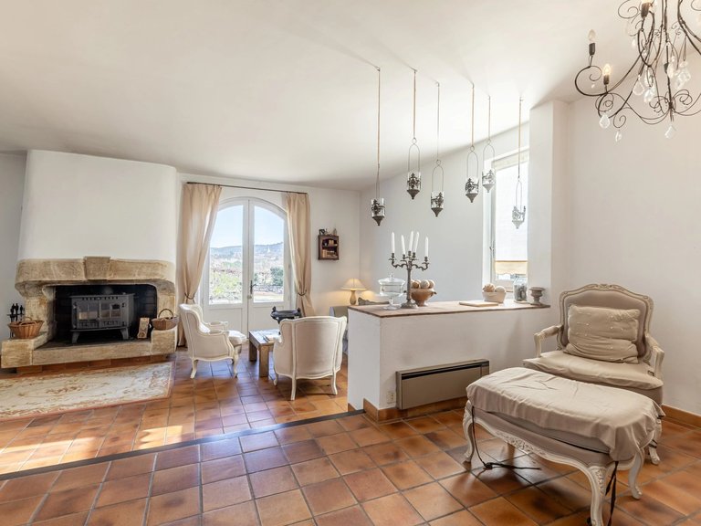 Villa for Sale in Bonnieux, The Luberon / Vaucluse 6