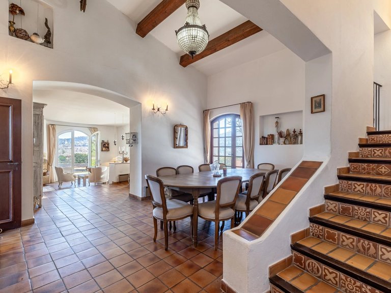 Villa for Sale in Bonnieux, The Luberon / Vaucluse 8