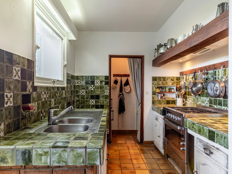 Villa for Sale in Bonnieux, The Luberon / Vaucluse 10