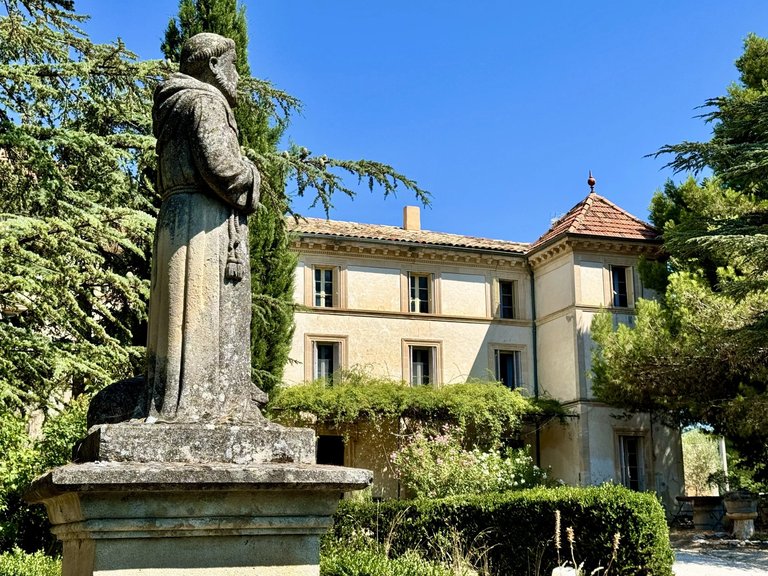Villa for Sale in Gordes, The Luberon / Vaucluse 1