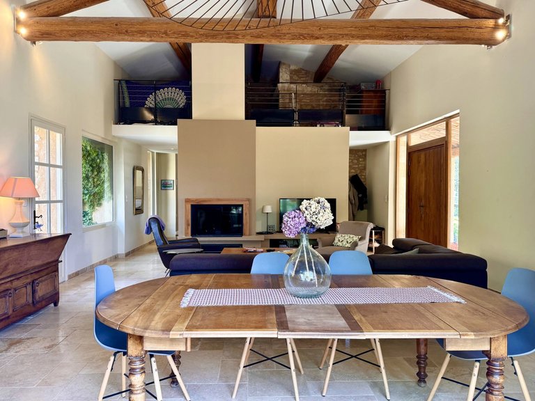 Villa for Sale in Gordes, The Luberon / Vaucluse 2