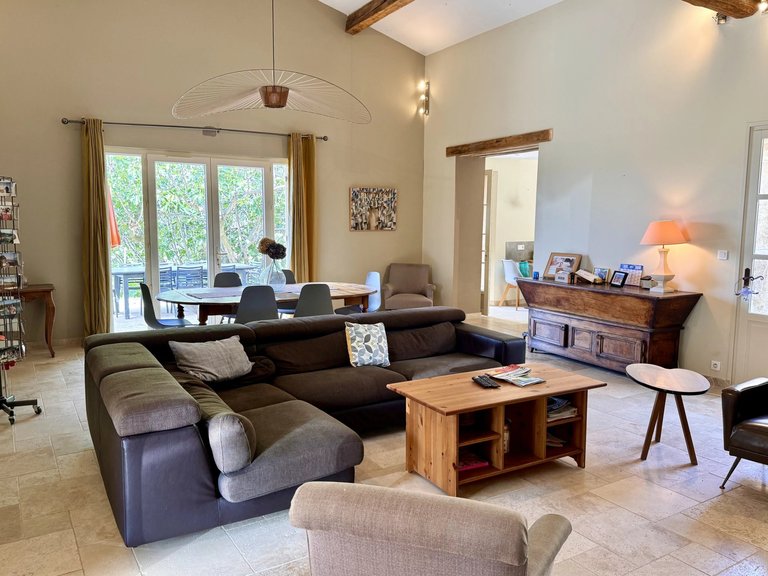 Villa for Sale in Gordes, The Luberon / Vaucluse 3