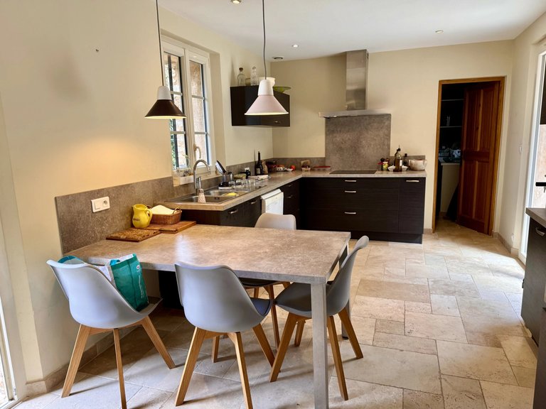 Villa for Sale in Gordes, The Luberon / Vaucluse 4