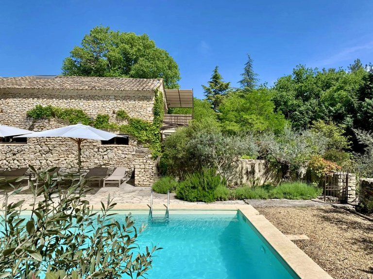 Villa for Sale in Gordes, The Luberon / Vaucluse 1