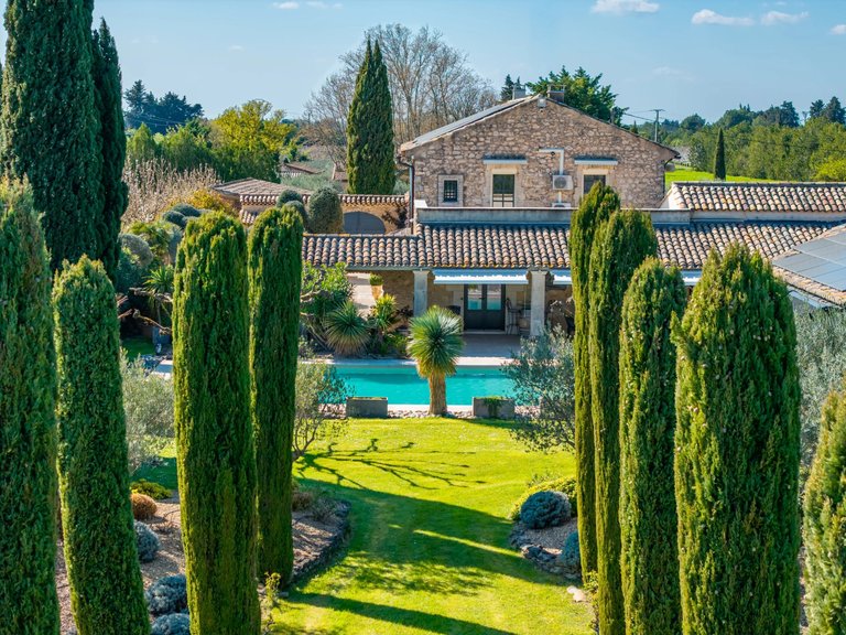 Villa for Sale in Robion, The Luberon / Vaucluse 1