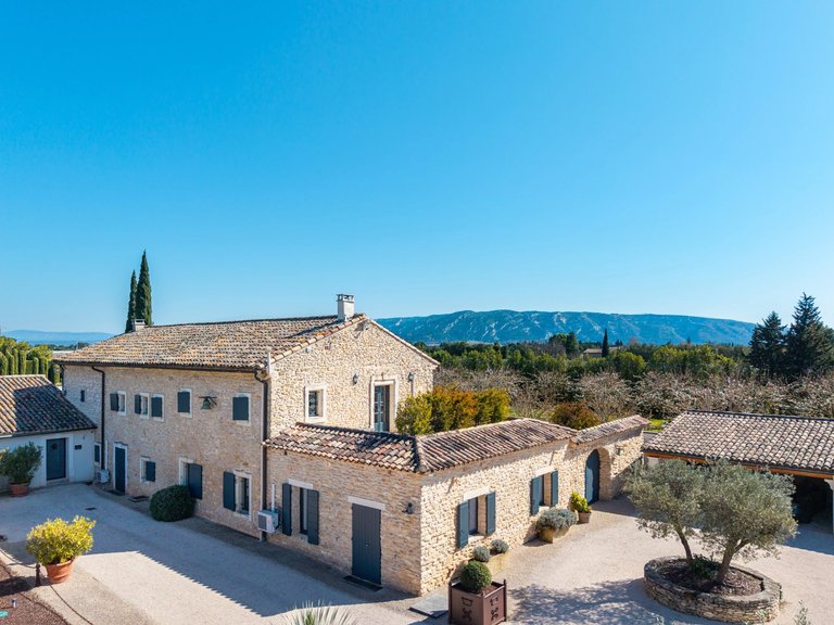 Villa for Sale in Robion, The Luberon / Vaucluse 2