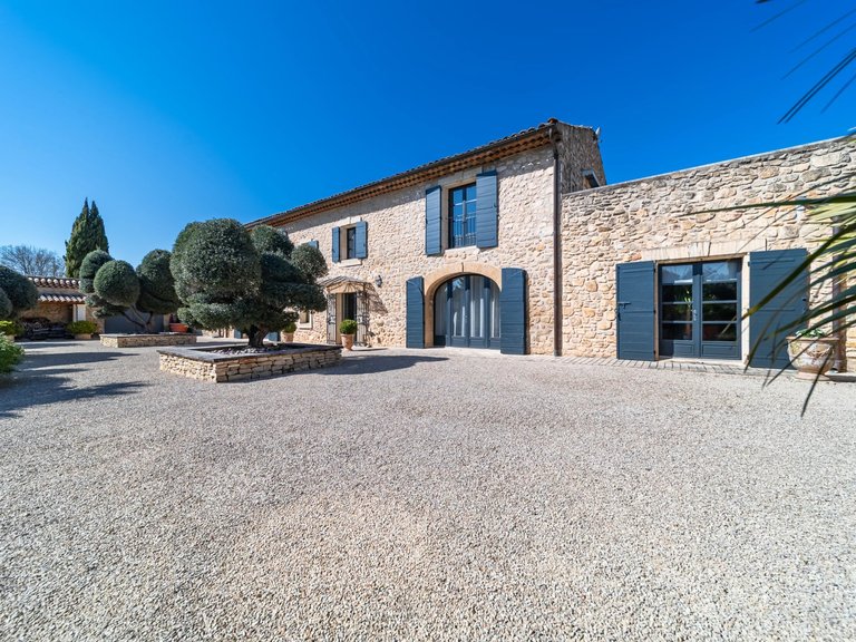 Villa for Sale in Robion, The Luberon / Vaucluse 11