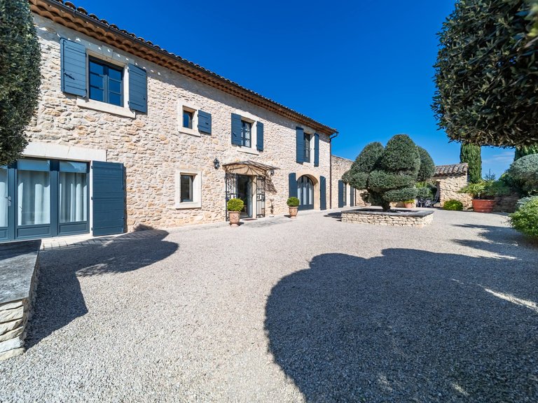 Villa for Sale in Robion, The Luberon / Vaucluse 12