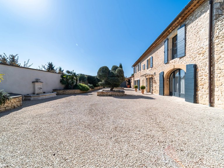 Villa for Sale in Robion, The Luberon / Vaucluse 13