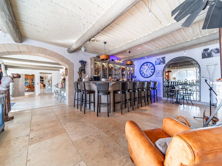Villa for Sale in Robion, The Luberon / Vaucluse 14