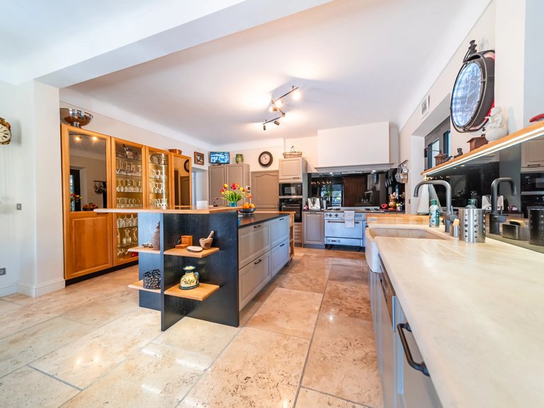 Villa for Sale in Robion, The Luberon / Vaucluse 15