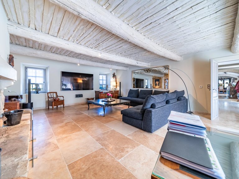 Villa for Sale in Robion, The Luberon / Vaucluse 16