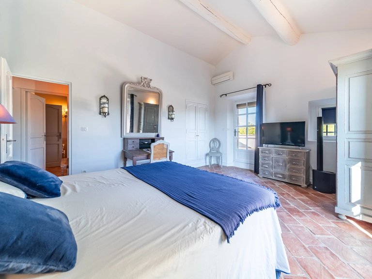 Villa for Sale in Robion, The Luberon / Vaucluse 18