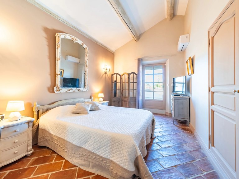 Villa for Sale in Robion, The Luberon / Vaucluse 19
