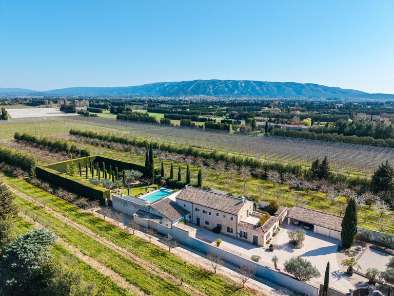 Villa for Sale in Robion, The Luberon / Vaucluse 3