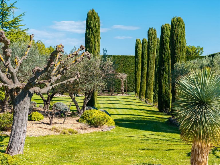 Villa for Sale in Robion, The Luberon / Vaucluse 5