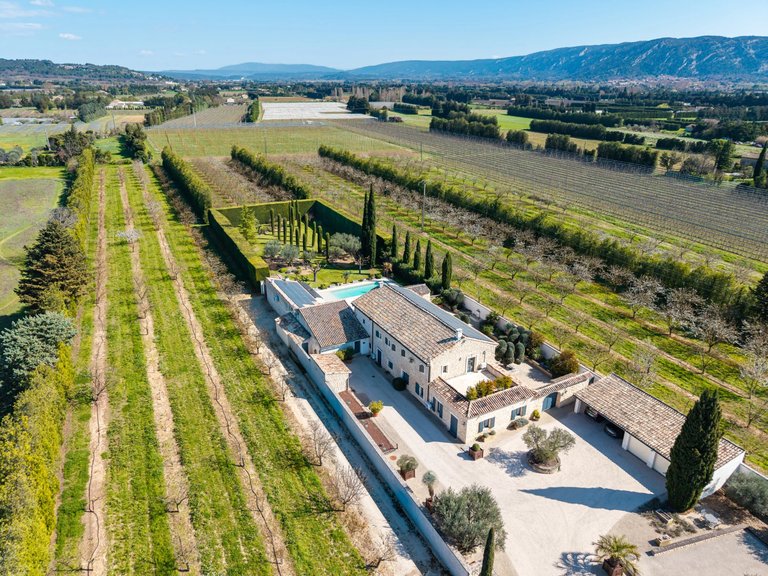 Villa for Sale in Robion, The Luberon / Vaucluse 6
