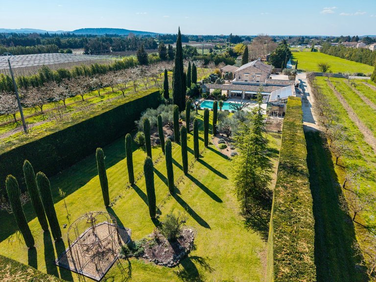Villa for Sale in Robion, The Luberon / Vaucluse 7