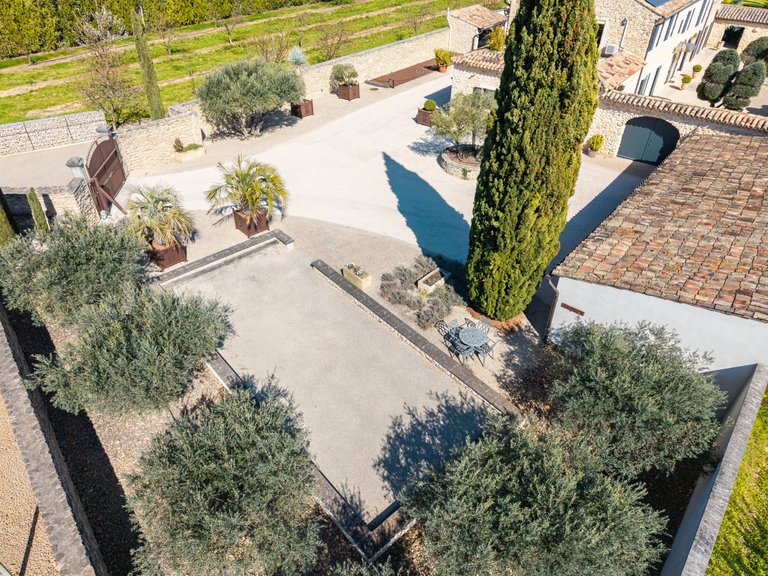 Villa for Sale in Robion, The Luberon / Vaucluse 9