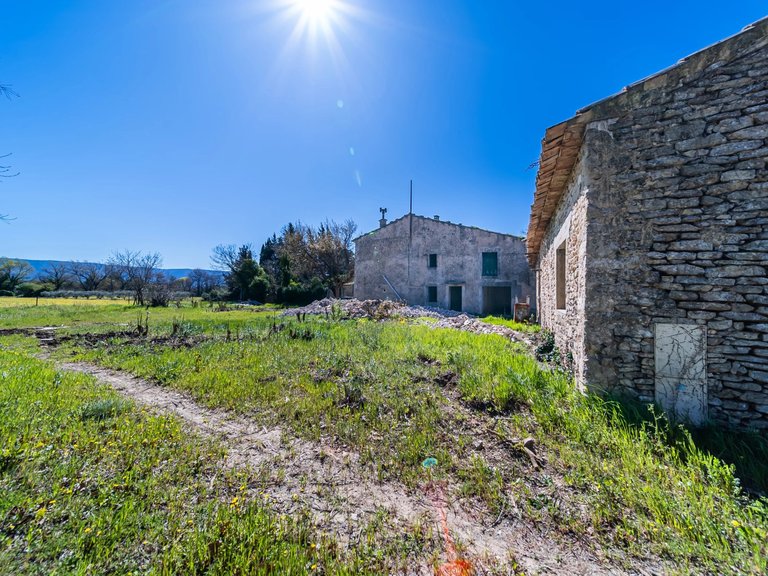 Villa for Sale in Gordes, The Luberon / Vaucluse 1