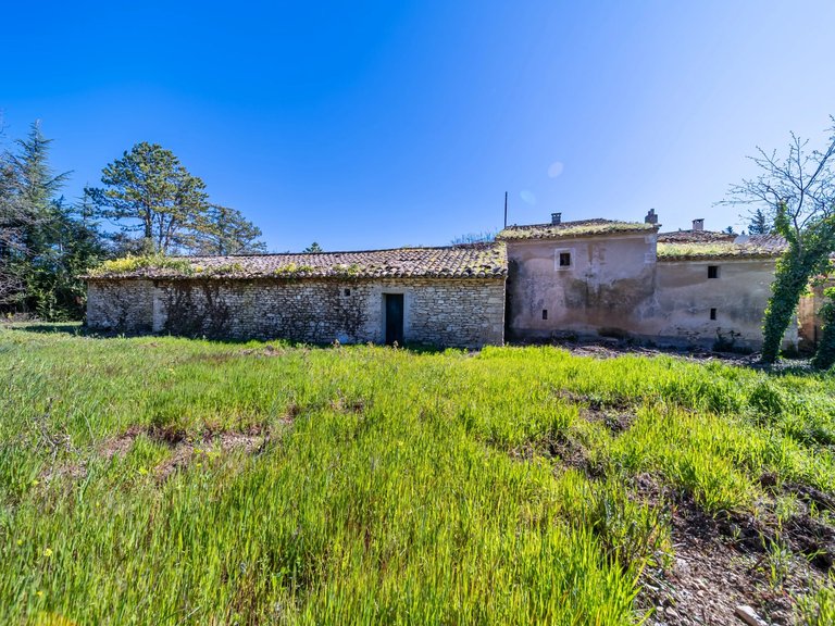 Villa for Sale in Gordes, The Luberon / Vaucluse 11