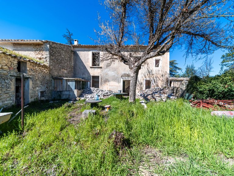 Villa for Sale in Gordes, The Luberon / Vaucluse 15