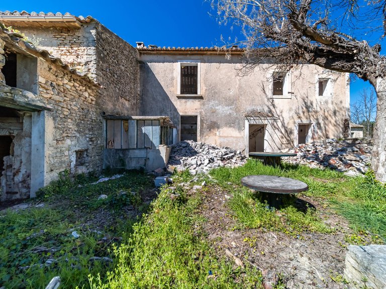 Villa for Sale in Gordes, The Luberon / Vaucluse 17