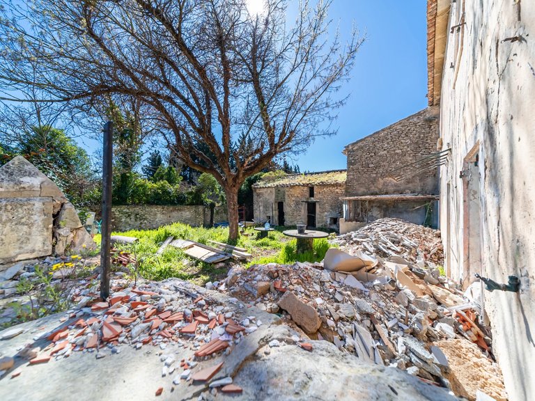 Villa for Sale in Gordes, The Luberon / Vaucluse 18