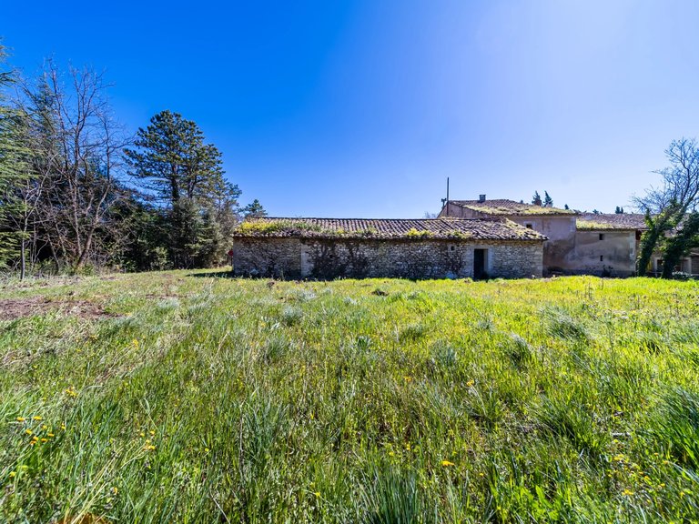 Villa for Sale in Gordes, The Luberon / Vaucluse 10