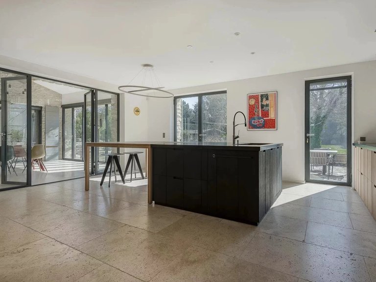 Villa for Sale in Menerbes, The Luberon / Vaucluse 4