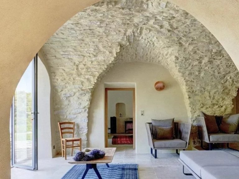 Villa for Sale in Menerbes, The Luberon / Vaucluse 6