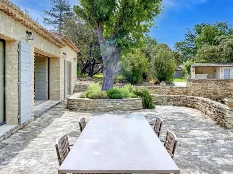 Villa for Sale in Menerbes, The Luberon / Vaucluse 16