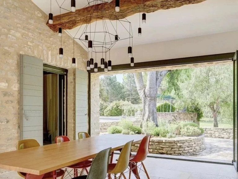 Villa for Sale in Menerbes, The Luberon / Vaucluse 2