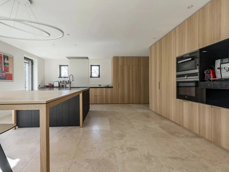 Villa for Sale in Menerbes, The Luberon / Vaucluse 3