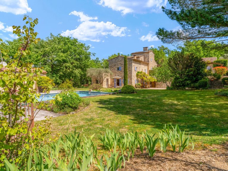 Villa for Sale in Gordes, The Luberon / Vaucluse 1