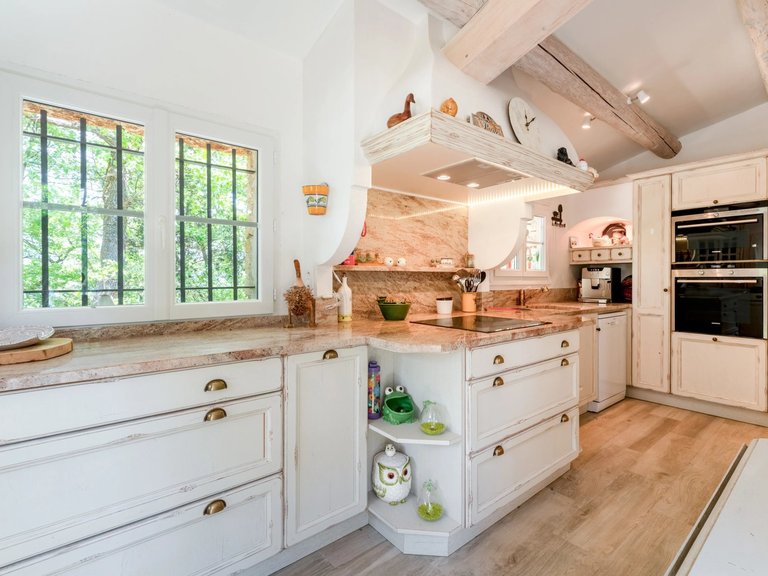 Villa for Sale in Gordes, The Luberon / Vaucluse 8
