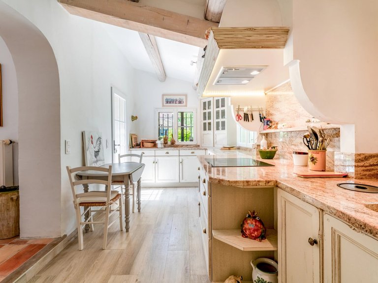 Villa for Sale in Gordes, The Luberon / Vaucluse 9
