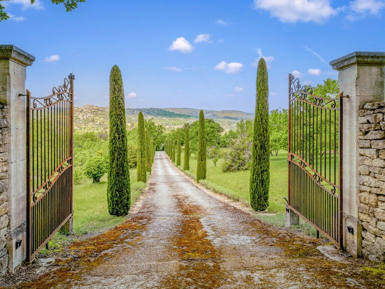 Villa for Sale in Gordes, The Luberon / Vaucluse 12