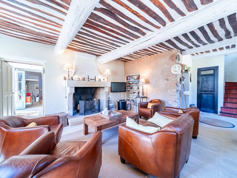Villa for Sale in Goult, The Luberon / Vaucluse 11
