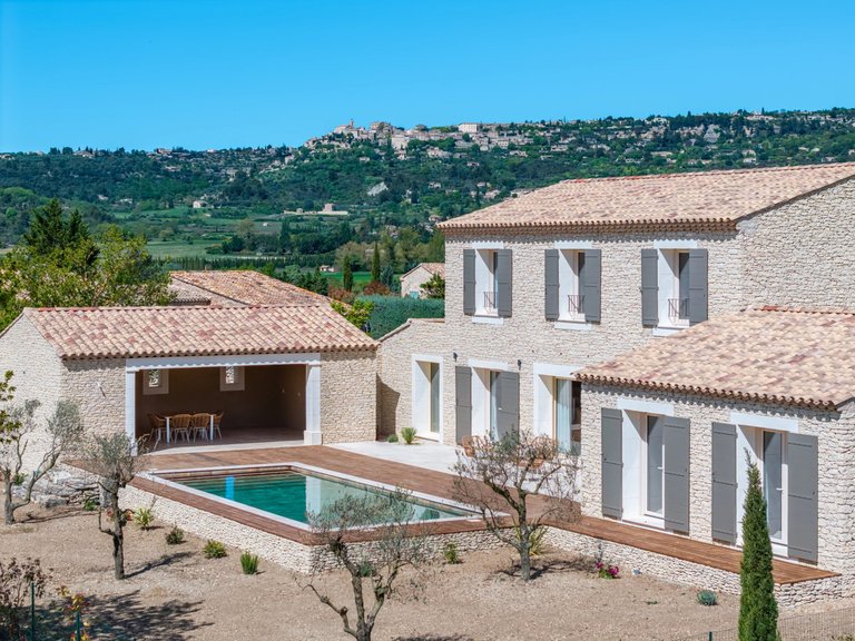 Villa for Sale in Gordes, The Luberon / Vaucluse 1