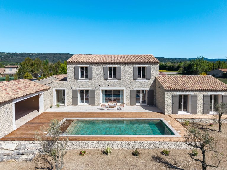 Villa for Sale in Gordes, The Luberon / Vaucluse 2