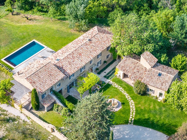 Villa for Sale in Oppede, The Luberon / Vaucluse 1