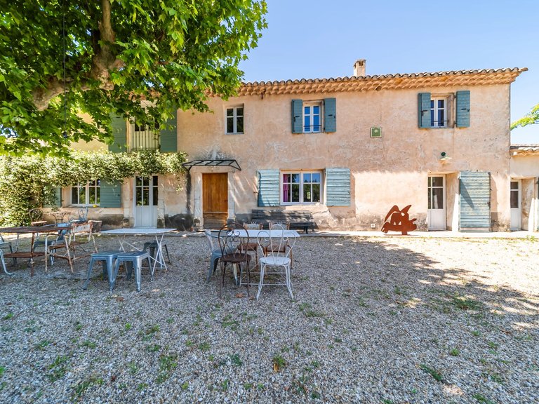 Villa for Sale in Robion, The Luberon / Vaucluse 2