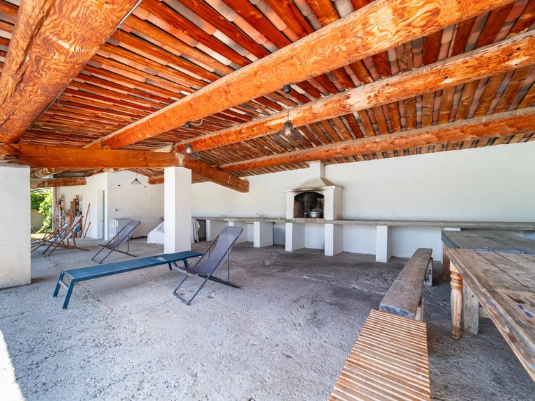 Villa for Sale in Robion, The Luberon / Vaucluse 11