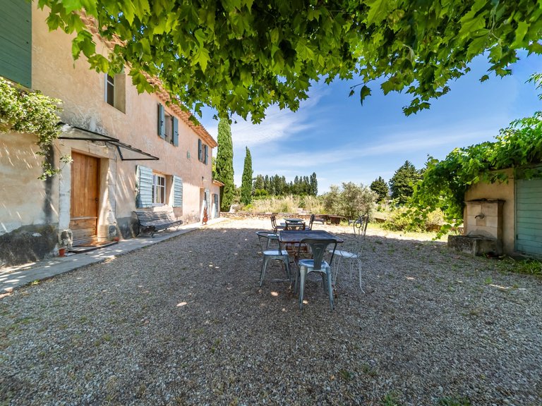 Villa for Sale in Robion, The Luberon / Vaucluse 12
