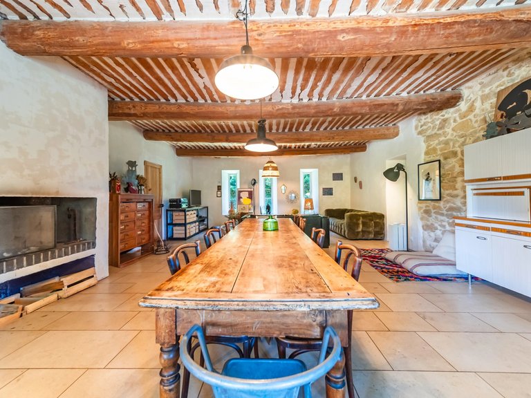 Villa for Sale in Robion, The Luberon / Vaucluse 19