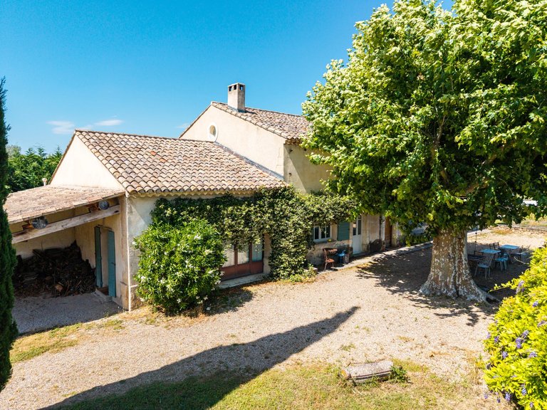 Villa for Sale in Robion, The Luberon / Vaucluse 4