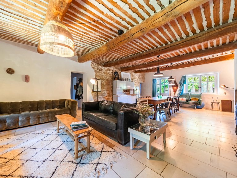 Villa for Sale in Robion, The Luberon / Vaucluse 5